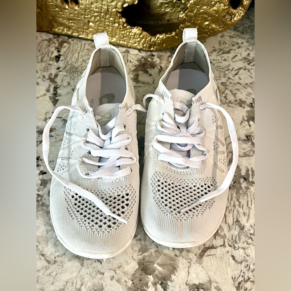 Nfinity Flyte Cheer Shoes- Youth 3. Barely Worn!!